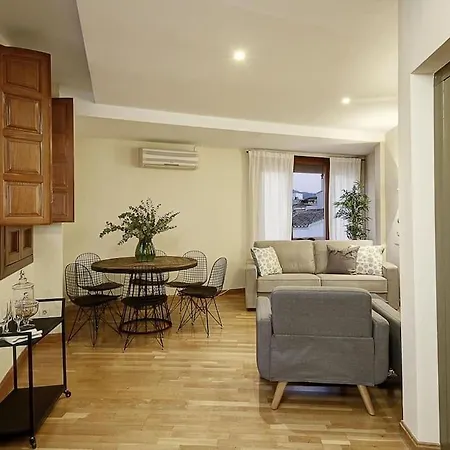 Skyline Apartment *