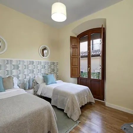 Skyline Apartment *